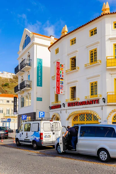 Nazare, Portekiz - 15 Ekim 2016: Nasıra Sahili, Portekiz. Bu Silver Coast (Costa de Prata en popüler sahil beldelerinden biridir)