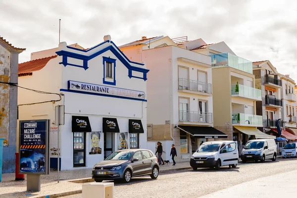 Nazare, Portekiz - 15 Ekim 2016: Nasıra Sahili, Portekiz. Bu Silver Coast (Costa de Prata en popüler sahil beldelerinden biridir)