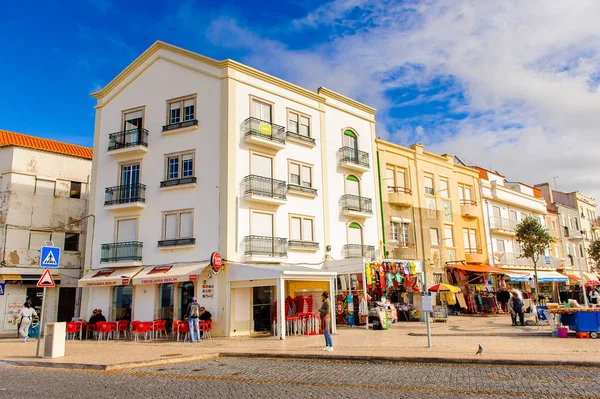 Nazare, Portekiz - 15 Ekim 2016: Nasıra Sahili, Portekiz. Bu Silver Coast (Costa de Prata en popüler sahil beldelerinden biridir)