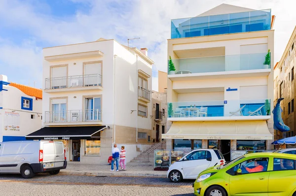 Nazare, Portekiz - 15 Ekim 2016: Nasıra Sahili, Portekiz. Bu Silver Coast (Costa de Prata en popüler sahil beldelerinden biridir)
