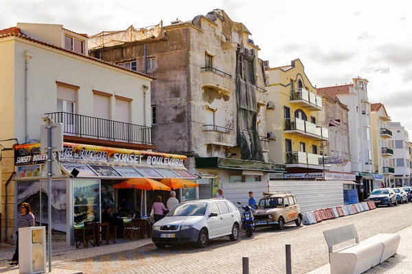 Nazare, Portekiz - 15 Ekim 2016: Nasıra Sahili, Portekiz. Bu Silver Coast (Costa de Prata en popüler sahil beldelerinden biridir)