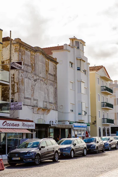 Nazare, Portekiz - 15 Ekim 2016: Nasıra Sahili, Portekiz. Bu Silver Coast (Costa de Prata en popüler sahil beldelerinden biridir)