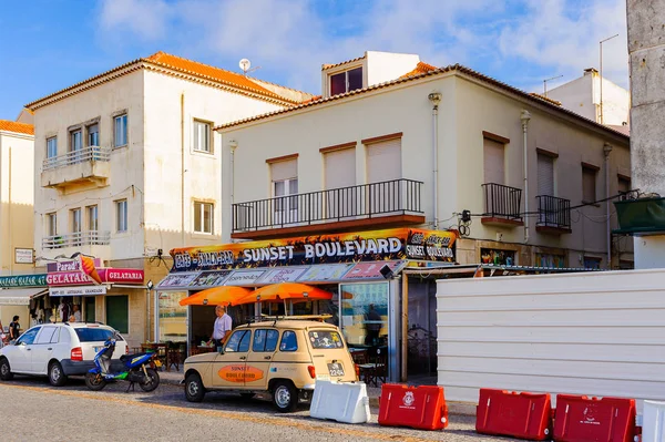 Nazare, Portekiz - 15 Ekim 2016: Nasıra Sahili, Portekiz. Bu Silver Coast (Costa de Prata en popüler sahil beldelerinden biridir)