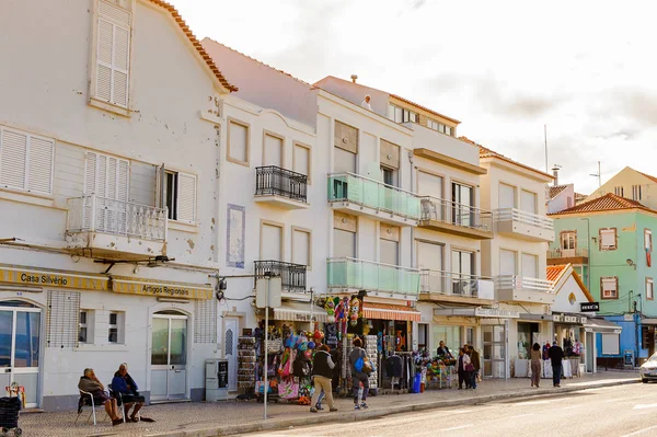 Nazare, Portekiz - 15 Ekim 2016: Nasıra Sahili, Portekiz. Bu Silver Coast (Costa de Prata en popüler sahil beldelerinden biridir)