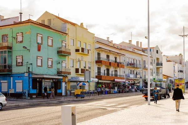 Nazare, Portekiz - 15 Ekim 2016: Nasıra Sahili, Portekiz. Bu Silver Coast (Costa de Prata en popüler sahil beldelerinden biridir)