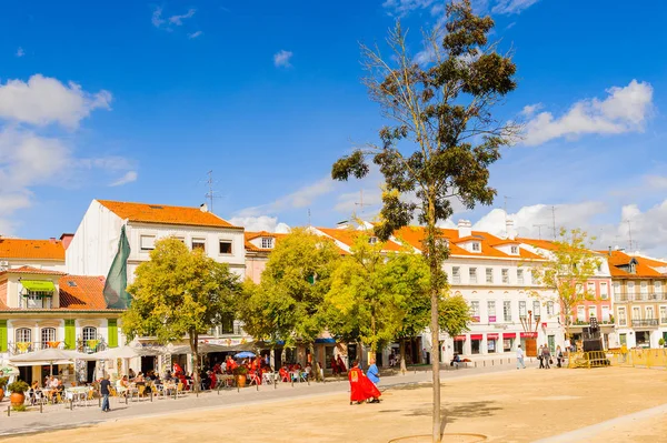 Alcobaca, Portekiz - 15 Ekim 2016: Alcobaca'daki ana meydanın mimarisi, Oeste Alt Bölgesi, Portekiz'in Centro bölgesi. Şehir ilk kral Afonso Henriques sonra önemli oldu