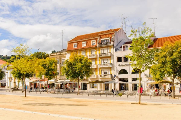 Alcobaca, Portekiz - 15 Ekim 2016: Alcobaca'daki ana meydanın mimarisi, Oeste Alt Bölgesi, Portekiz'in Centro bölgesi. Şehir ilk kral Afonso Henriques sonra önemli oldu