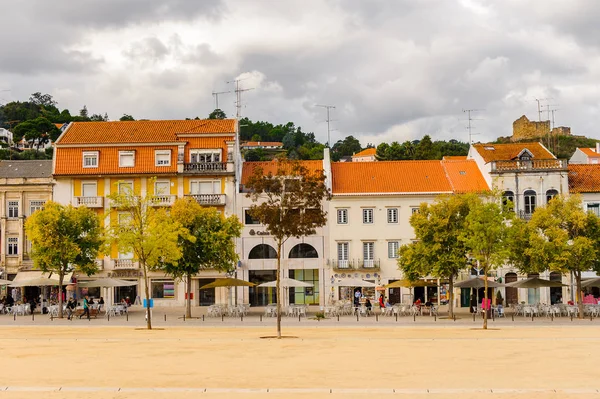 Alcobaca, Portekiz - 15 Ekim 2016: Alcobaca'daki ana meydanın mimarisi, Oeste Alt Bölgesi, Portekiz'in Centro bölgesi. Şehir ilk kral Afonso Henriques sonra önemli oldu