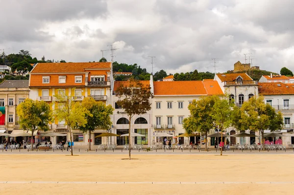Alcobaca, Portekiz - 15 Ekim 2016: Alcobaca'daki ana meydanın mimarisi, Oeste Alt Bölgesi, Portekiz'in Centro bölgesi. Şehir ilk kral Afonso Henriques sonra önemli oldu