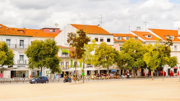 Alcobaca, Portekiz - 15 Ekim 2016: Alcobaca'daki ana meydanın mimarisi, Oeste Alt Bölgesi, Portekiz'in Centro bölgesi. Şehir ilk kral Afonso Henriques sonra önemli oldu