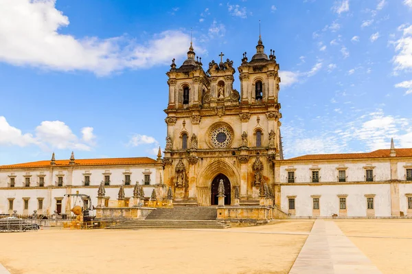 Alcobaca, Portekiz - 15 Ekim 2016: Kral I. Pedro ve Ines de Castro'nun burried edildiği Orta Çağ Roma Katolik manastırı. Unesco Dünya Heriatge