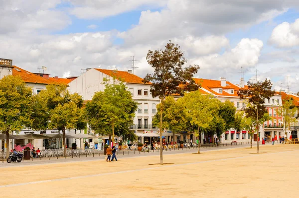 Alcobaca, Portekiz - 15 Ekim 2016: Alcobaca'daki ana meydanın mimarisi, Oeste Alt Bölgesi, Portekiz'in Centro bölgesi. Şehir ilk kral Afonso Henriques sonra önemli oldu