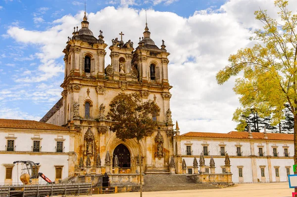 Alcobaca, Portekiz - 15 Ekim 2016: Kral I. Pedro ve Ines de Castro'nun burried edildiği Orta Çağ Roma Katolik manastırı. Unesco Dünya Heriatge