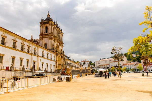 Alcobaca, Portekiz - 15 Ekim 2016: Kral I. Pedro ve Ines de Castro'nun burried edildiği Orta Çağ Roma Katolik manastırı. Unesco Dünya Heriatge