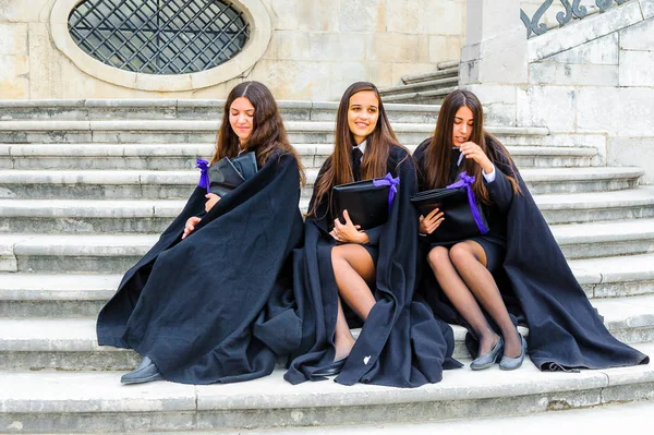 Coimbra, Portekiz - 16 Ekim 2016: Harry Potter Hogwarts üniformasının prototipi J K Rowlinf sa tarafından kullanılmakta olan Okul pelerini giyen Coimbra Üniversitesi'nin tanımlanamayan öğrencileri