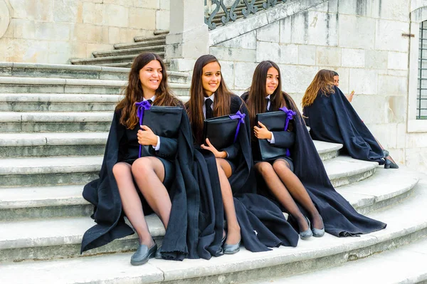 Coimbra, Portekiz - 16 Ekim 2016: Harry Potter Hogwarts üniformasının prototipi J K Rowlinf sa tarafından kullanılmakta olan Okul pelerini giyen Coimbra Üniversitesi'nin tanımlanamayan öğrencileri