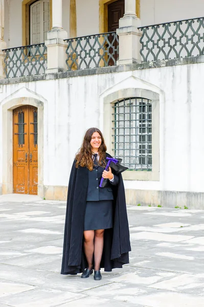 Coimbra, Portekiz - 16 Ekim 2016: Harry Potter Hogwarts üniformasının prototipi J K Rowlinf sa tarafından kullanılmakta olan Okul pelerini giyen Coimbra Üniversitesi'nin tanımlanamayan öğrencisi