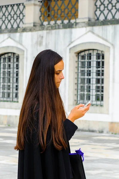 Coimbra, Portekiz - 16 Ekim 2016: Harry Potter Hogwarts üniformasının prototipi J K Rowlinf sa tarafından kullanılmakta olan Okul pelerini giyen Coimbra Üniversitesi'nin tanımlanamayan öğrencisi