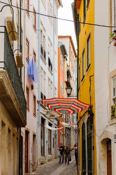 Coimbra, Portekiz - 16 Ekim 2016: Coimbra, Portekiz'in tarihi merkezinin dar caddesi. Unesco tarafından 2013 yılından bu yana Dünya Mirası
