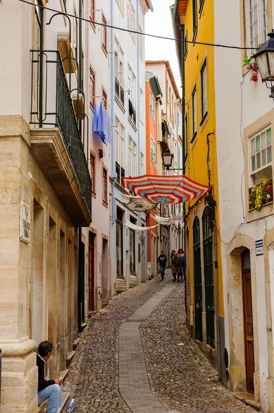 Coimbra, Portekiz - 16 Ekim 2016: Coimbra, Portekiz'in tarihi merkezinin dar caddesi. Unesco tarafından 2013 yılından bu yana Dünya Mirası