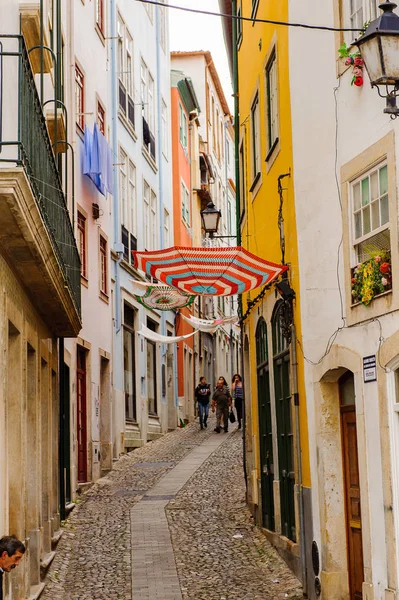 Coimbra, Portekiz - 16 Ekim 2016: Coimbra, Portekiz'in tarihi merkezinin dar caddesi. Unesco tarafından 2013 yılından bu yana Dünya Mirası