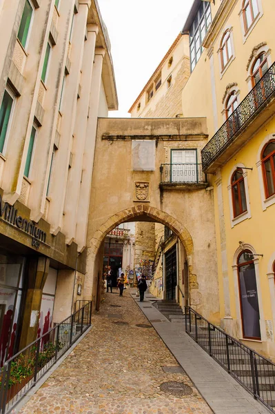 Coimbra, Portekiz - 16 Ekim 2016: Coimbra, Portekiz'in tarihi merkezinin mimarisi. Unesco tarafından 2013 yılından bu yana Dünya Mirası