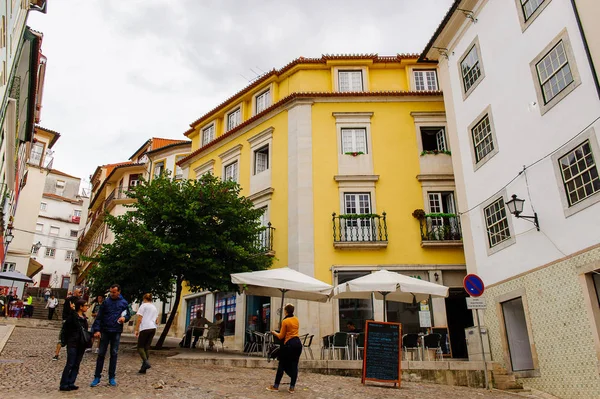 Coimbra, Portekiz - 16 Ekim 2016: Coimbra, Portekiz'in tarihi merkezinin mimarisi. Unesco tarafından 2013 yılından bu yana Dünya Mirası