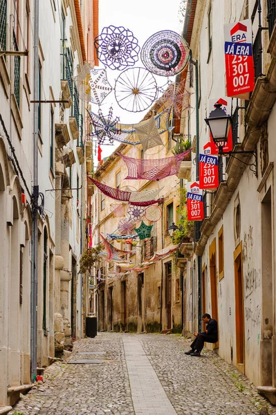 Coimbra, Portekiz - 16 Ekim 2016: Coimbra, Portekiz'in tarihi merkezinin dar caddesi. Unesco tarafından 2013 yılından bu yana Dünya Mirası