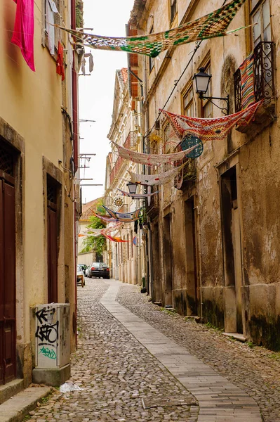 Coimbra, Portekiz - 16 Ekim 2016: Coimbra, Portekiz'in tarihi merkezinin dar caddesi. Unesco tarafından 2013 yılından bu yana Dünya Mirası