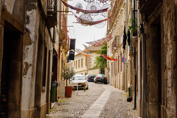 Coimbra, Portekiz - 16 Ekim 2016: Coimbra, Portekiz'in tarihi merkezinin dar caddesi. Unesco tarafından 2013 yılından bu yana Dünya Mirası