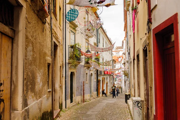Coimbra, Portekiz - 16 Ekim 2016: Coimbra, Portekiz'in tarihi merkezinin dar caddesi. Unesco tarafından 2013 yılından bu yana Dünya Mirası