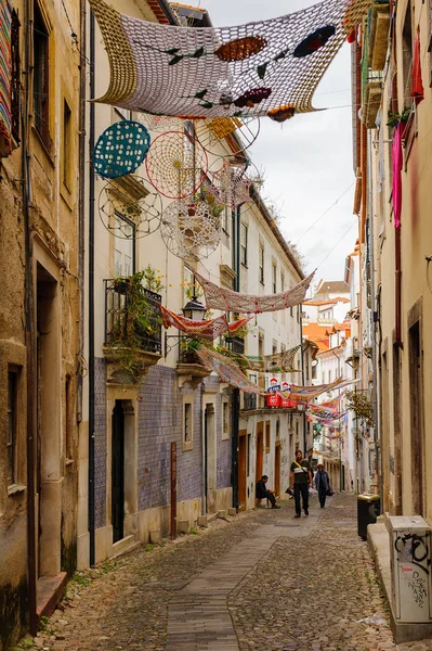 Coimbra, Portekiz - 16 Ekim 2016: Coimbra, Portekiz'in tarihi merkezinin dar caddesi. Unesco tarafından 2013 yılından bu yana Dünya Mirası