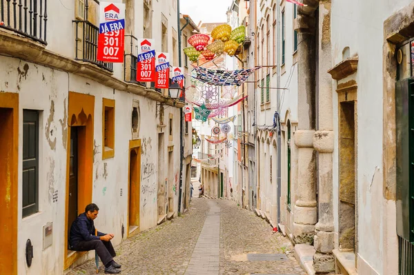 Coimbra, Portekiz - 16 Ekim 2016: Coimbra, Portekiz'in tarihi merkezinin mimarisi. Unesco tarafından 2013 yılından bu yana Dünya Mirası