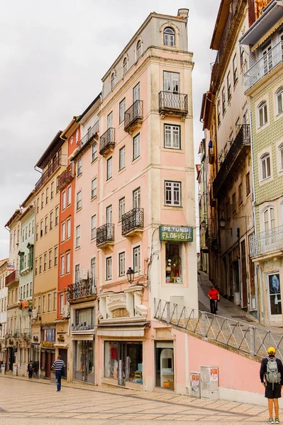 Coimbra, Portekiz - 16 Ekim 2016: Coimbra, Portekiz'in tarihi merkezinin mimarisi. Unesco tarafından 2013 yılından bu yana Dünya Mirası