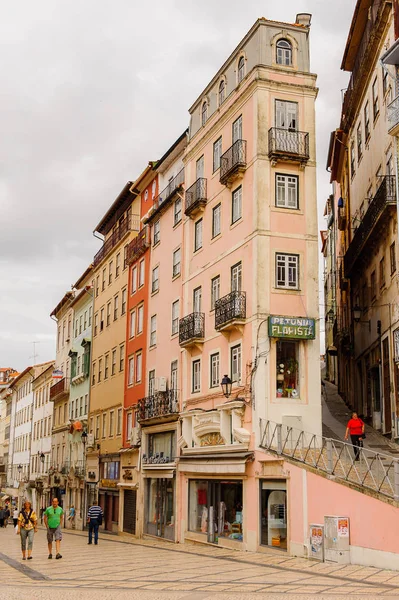 Coimbra, Portekiz - 16 Ekim 2016: Coimbra, Portekiz'in tarihi merkezinin antik mimarisi. Unesco tarafından 2013 yılından bu yana Dünya Mirası