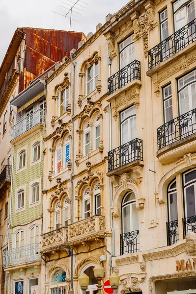 Coimbra, Portekiz - 16 Ekim 2016: Coimbra, Portekiz'in tarihi merkezinin antik mimarisi. Unesco tarafından 2013 yılından bu yana Dünya Mirası