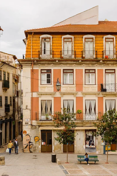 Coimbra, Portekiz - 16 Ekim 2016: Coimbra, Portekiz'in tarihi merkezinin antik mimarisi. Unesco tarafından 2013 yılından bu yana Dünya Mirası