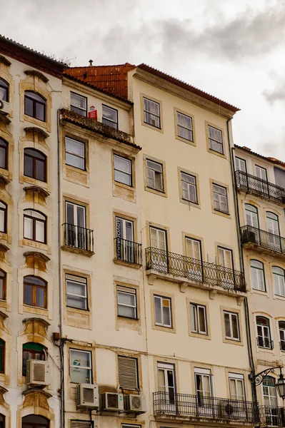 Coimbra, Portekiz - 16 Ekim 2016: Coimbra, Portekiz'in tarihi merkezinin antik mimarisi. Unesco tarafından 2013 yılından bu yana Dünya Mirası