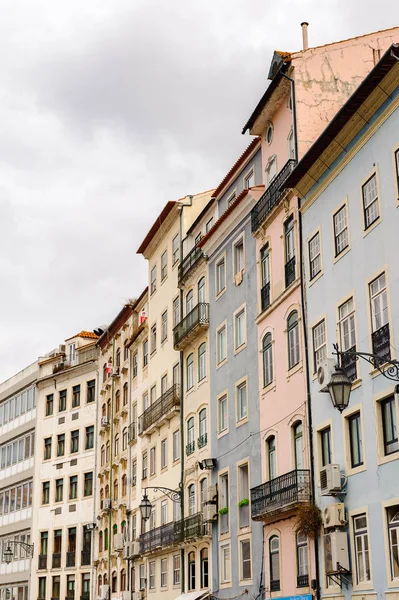 Coimbra, Portekiz - 16 Ekim 2016: Coimbra, Portekiz'in tarihi merkezinin mimarisi. Unesco tarafından 2013 yılından bu yana Dünya Mirası