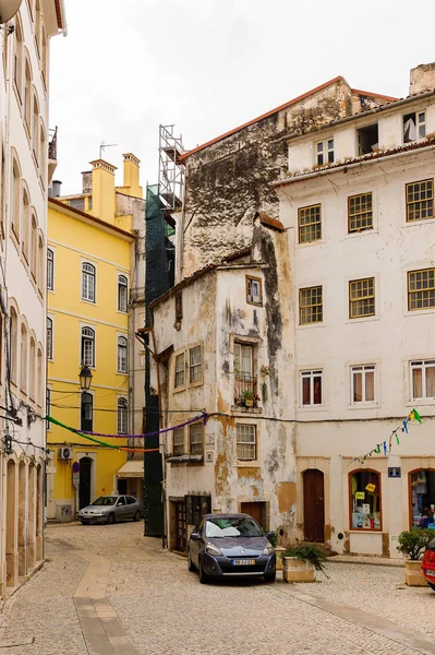 Coimbra, Portekiz - 16 Ekim 2016: Coimbra, Portekiz'in tarihi merkezinin mimarisi. Unesco tarafından 2013 yılından bu yana Dünya Mirası