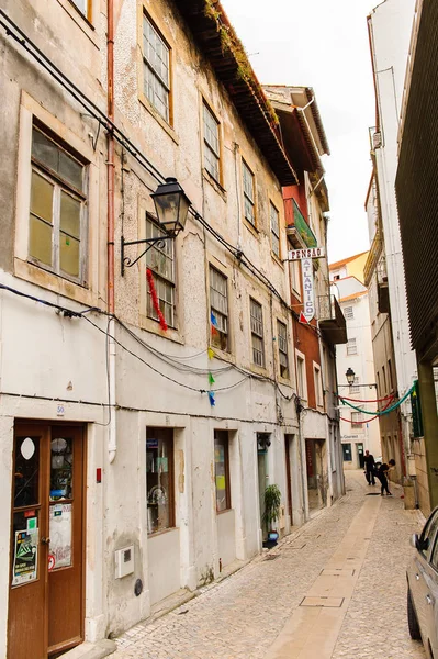 Coimbra, Portekiz - 16 Ekim 2016: Coimbra, Portekiz'in tarihi merkezinin mimarisi. Unesco tarafından 2013 yılından bu yana Dünya Mirası