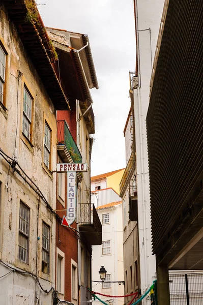 Coimbra, Portekiz - 16 Ekim 2016: Coimbra, Portekiz'in tarihi merkezinin mimarisi. Unesco tarafından 2013 yılından bu yana Dünya Mirası
