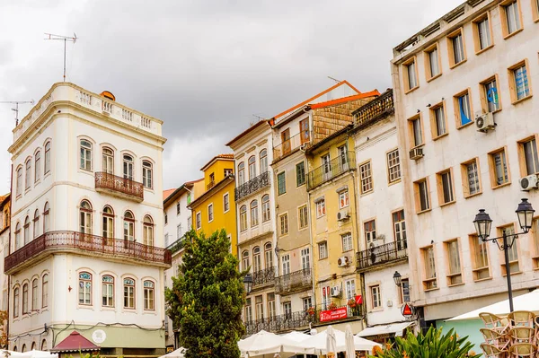 Coimbra, Portekiz - 16 Ekim 2016: Coimbra, Portekiz'in tarihi merkezinin mimarisi. Unesco tarafından 2013 yılından bu yana Dünya Mirası