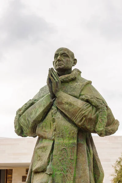 Fatima, Portekiz - Eki 16, 2016: Sanctuary of Fatima, Portekiz. Katolik hacılar ve turistler için önemli yerler