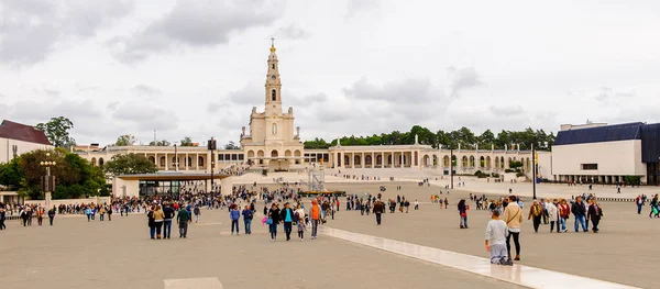 Fatima, Portekiz - Eki 16, 2016: Sanctuary of Fatima, Portekiz. Katolik hacılar ve turistler için önemli yerler