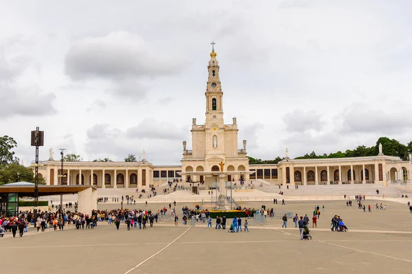 Fatima, Portekiz - 16 Ekim 2016: Tespih Leydimiz Bazilikası, Fatima Tapınağı, Portekiz. Katolik hacılar ve turistler için önemli yerler