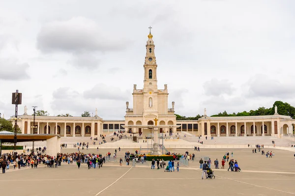 Fatima, Portekiz - Eki 16, 2016: Sanctuary of Fatima, Portekiz. Katolik hacılar ve turistler için önemli yerler