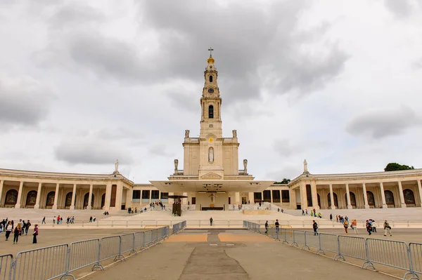 Fatima, Portekiz - 16 Ekim 2016: Tespih Leydimiz Bazilikası, Fatima Tapınağı, Portekiz. Katolik hacılar ve turistler için önemli yerler