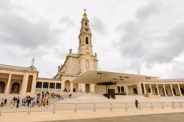 Fatima, Portekiz - 16 Ekim 2016: Tespih Leydimiz Bazilikası, Fatima Tapınağı, Portekiz. Katolik hacılar ve turistler için önemli yerler