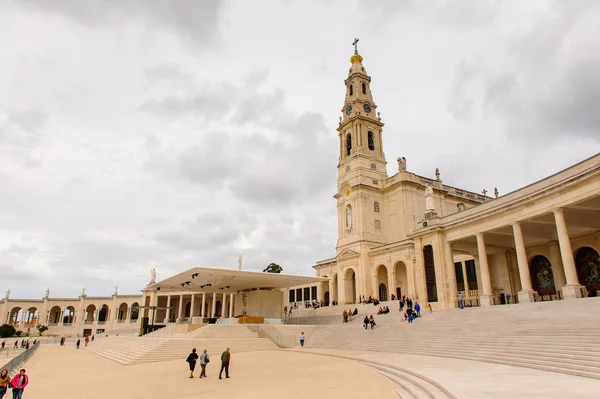 Fatima, Portekiz - 16 Ekim 2016: Tespih Leydimiz Bazilikası, Fatima Tapınağı, Portekiz. Katolik hacılar ve turistler için önemli yerler